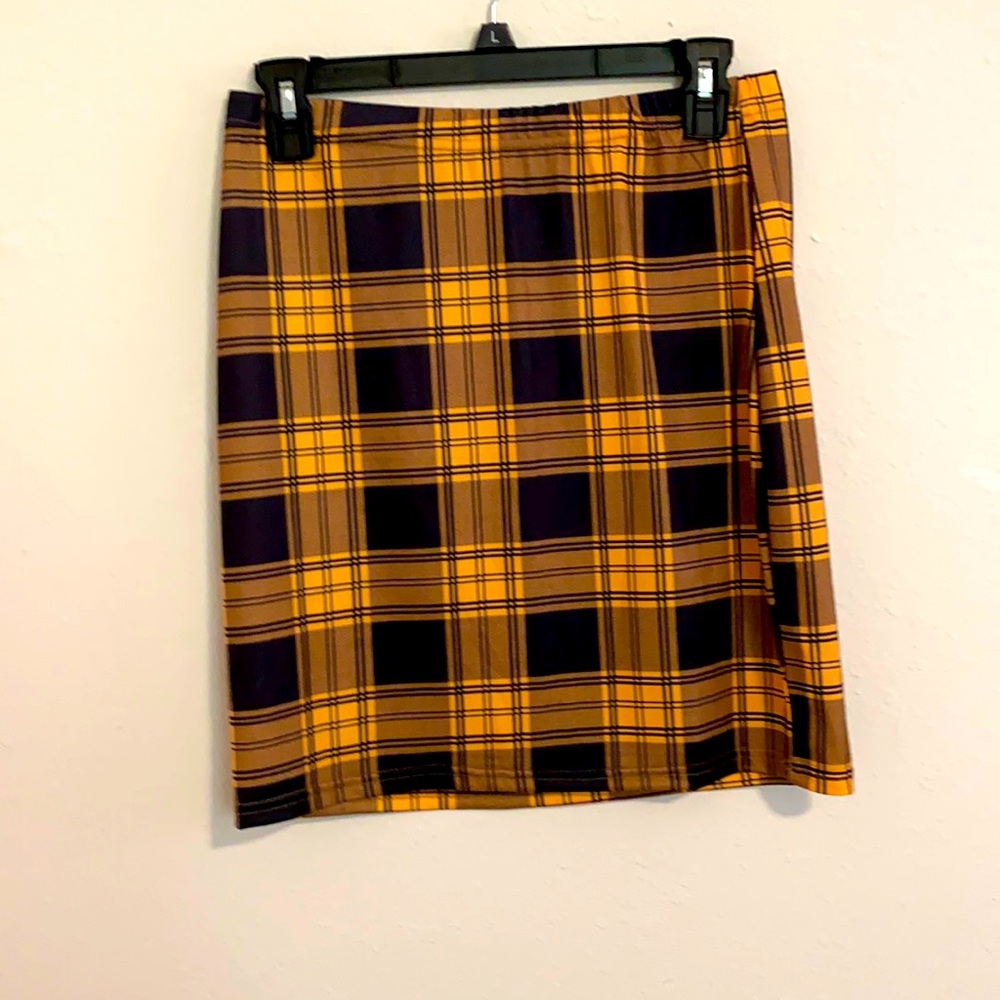 Black and yellow pencil skirt great for summer
